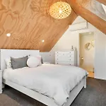 The Cabin - Wellington Holiday Home