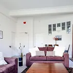 Central And Sunny Wellington Apartment