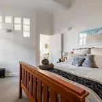 Central And Sunny Wellington Apartment