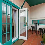 Central And Sunny Wellington Apartment