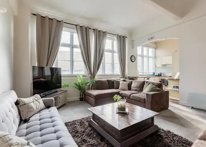 Central And Sunny Wellington Apartment