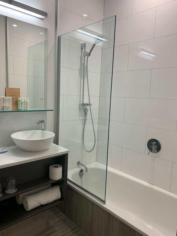Adina Citylife 4*