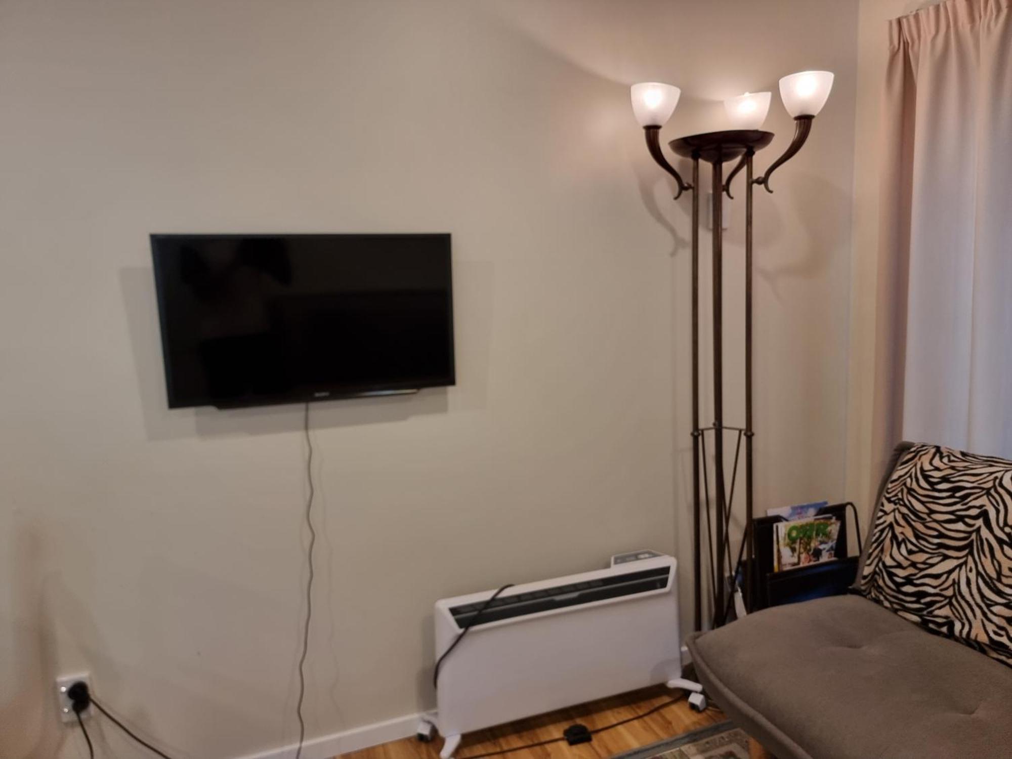 Entire Ground Floor With Full-privacy And Family-friendly Popular To Ferry Catchers Apartment Wellington