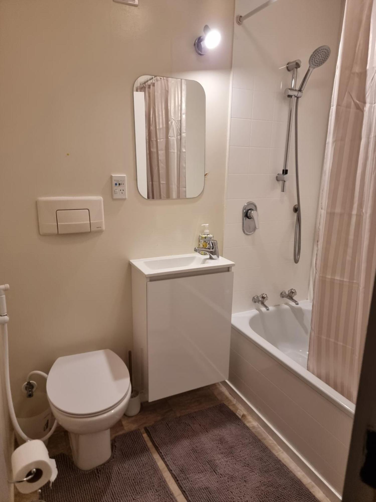 Entire Ground Floor With Full-privacy And Family-friendly Popular To Ferry Catchers Apartment