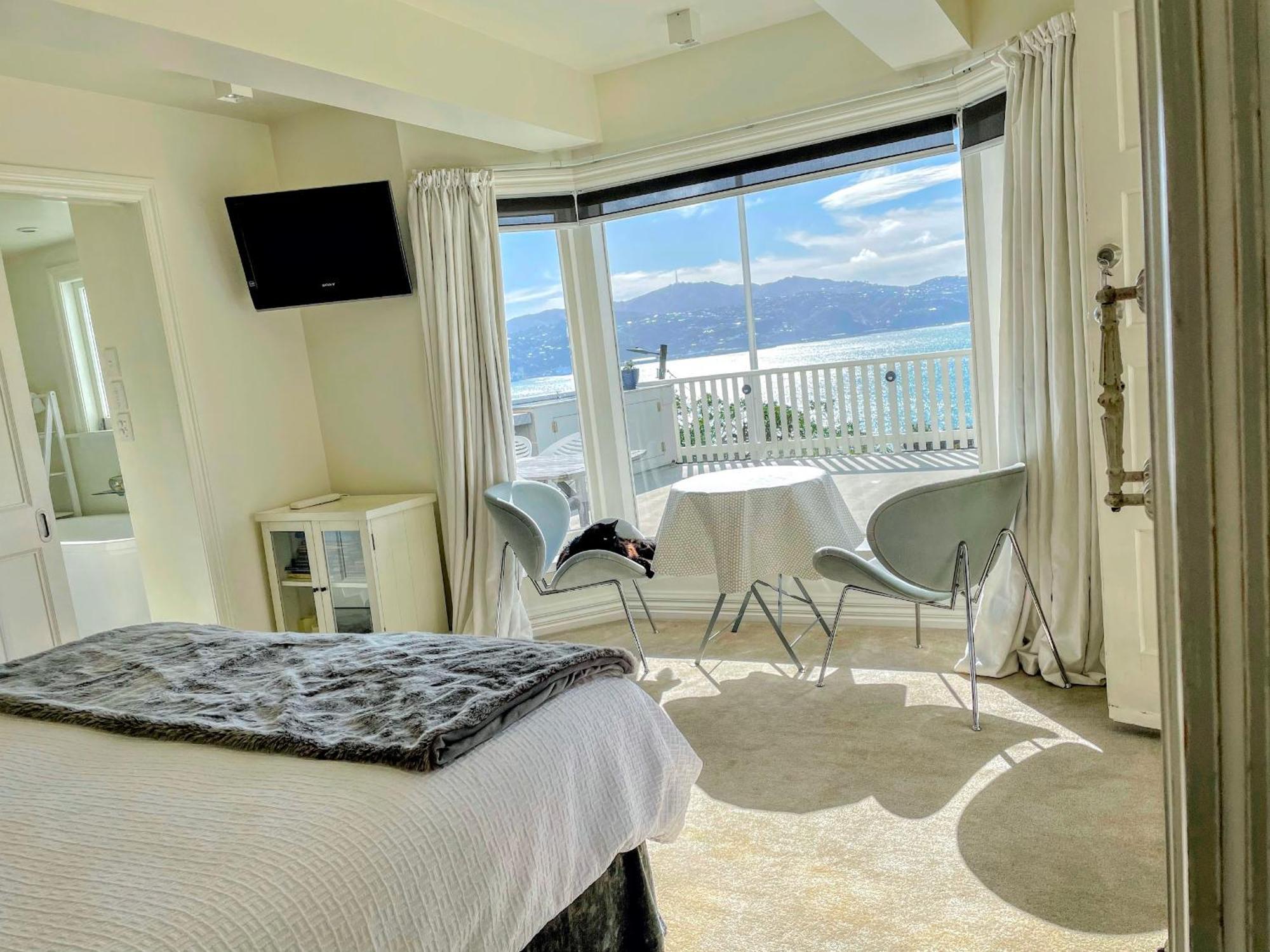 Incredible Views! Luxurious & Outdoor Living Wellington