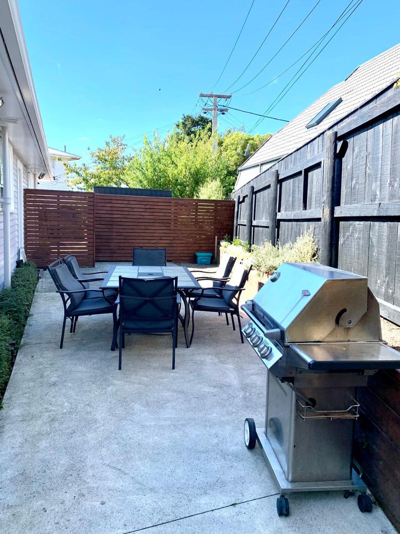 Holiday home Comfy & Sunny In Wellington--3 Heat Pumps Wellington