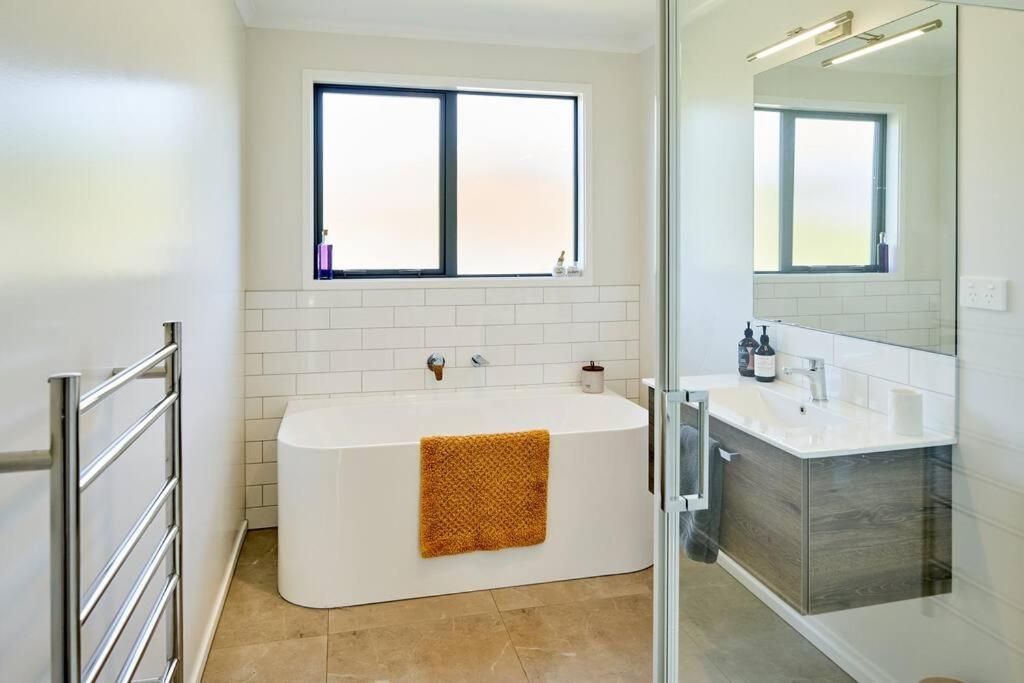 Tranquility On The Hill Outdoor Bath 30 Mins To By Train Or Car Wellington