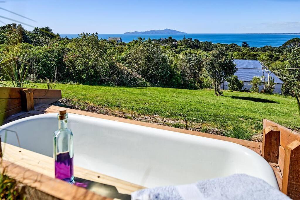 Tranquility On The Hill Outdoor Bath 30 Mins To By Train Or Car Wellington