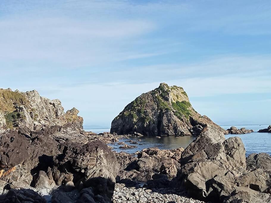 Tranquility On The Hill Outdoor Bath 30 Mins To By Train Or Car Wellington