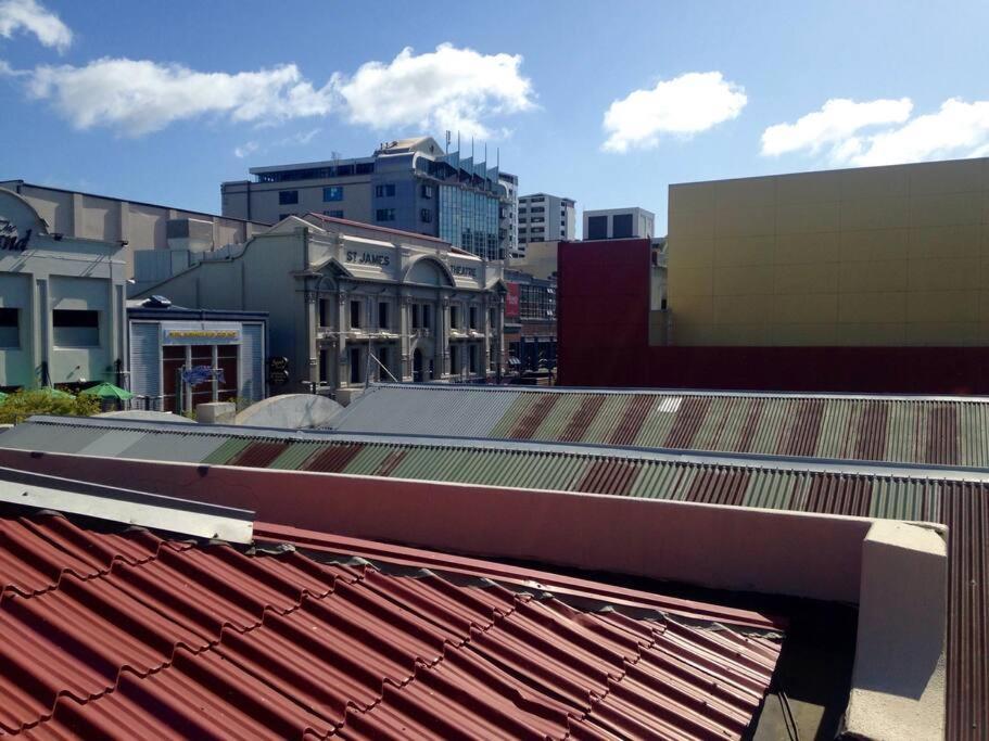 And Sunny Apartment *