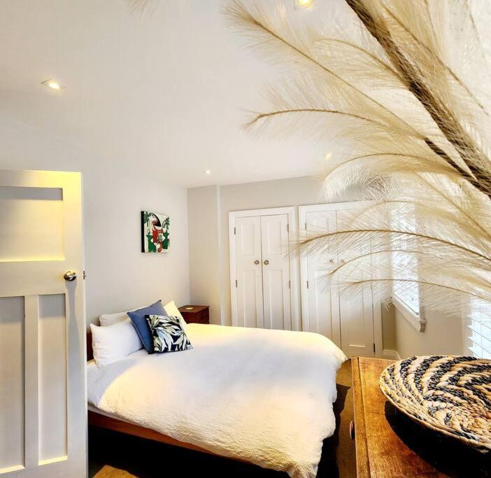 With Hot Tub, Heated Pool & Tennis Court Wellington
