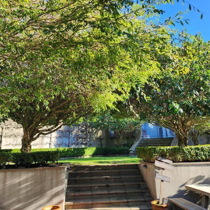 With Hot Tub, Heated Pool & Tennis Court Holiday home Wellington