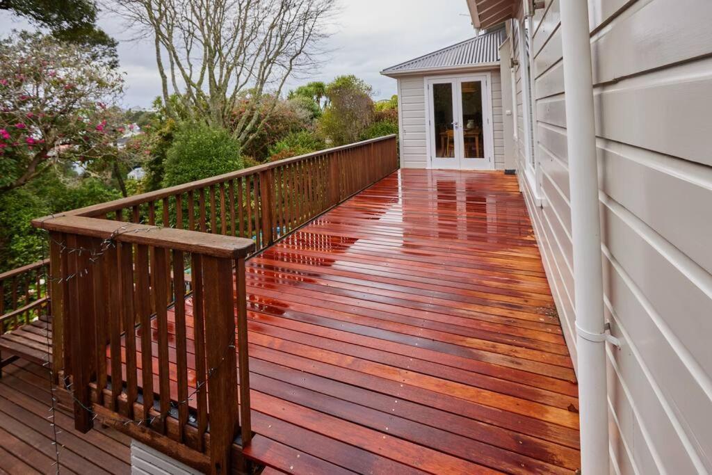 With Hot Tub, Heated Pool & Tennis Court Wellington