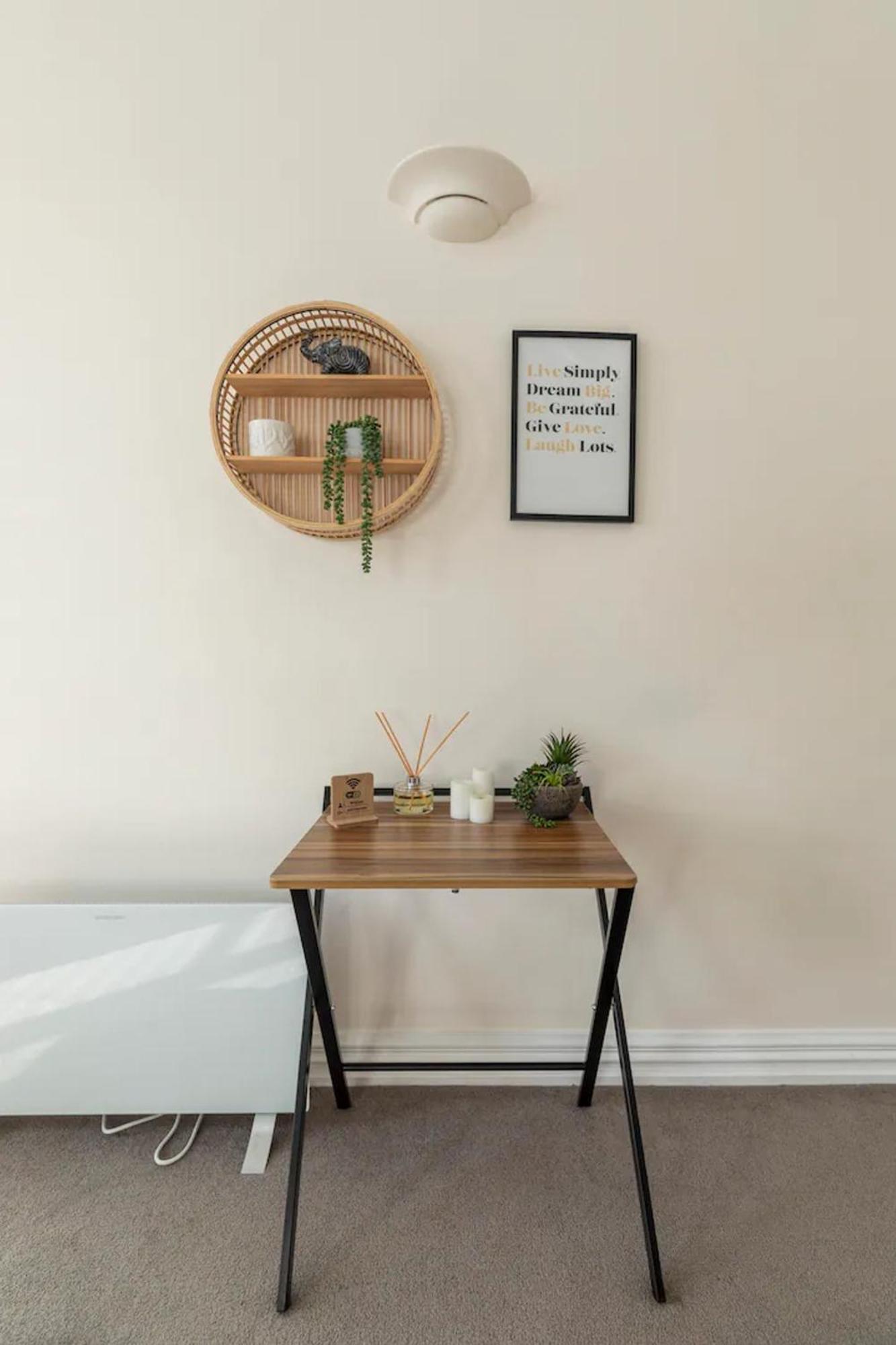 And Sunny Apartment *