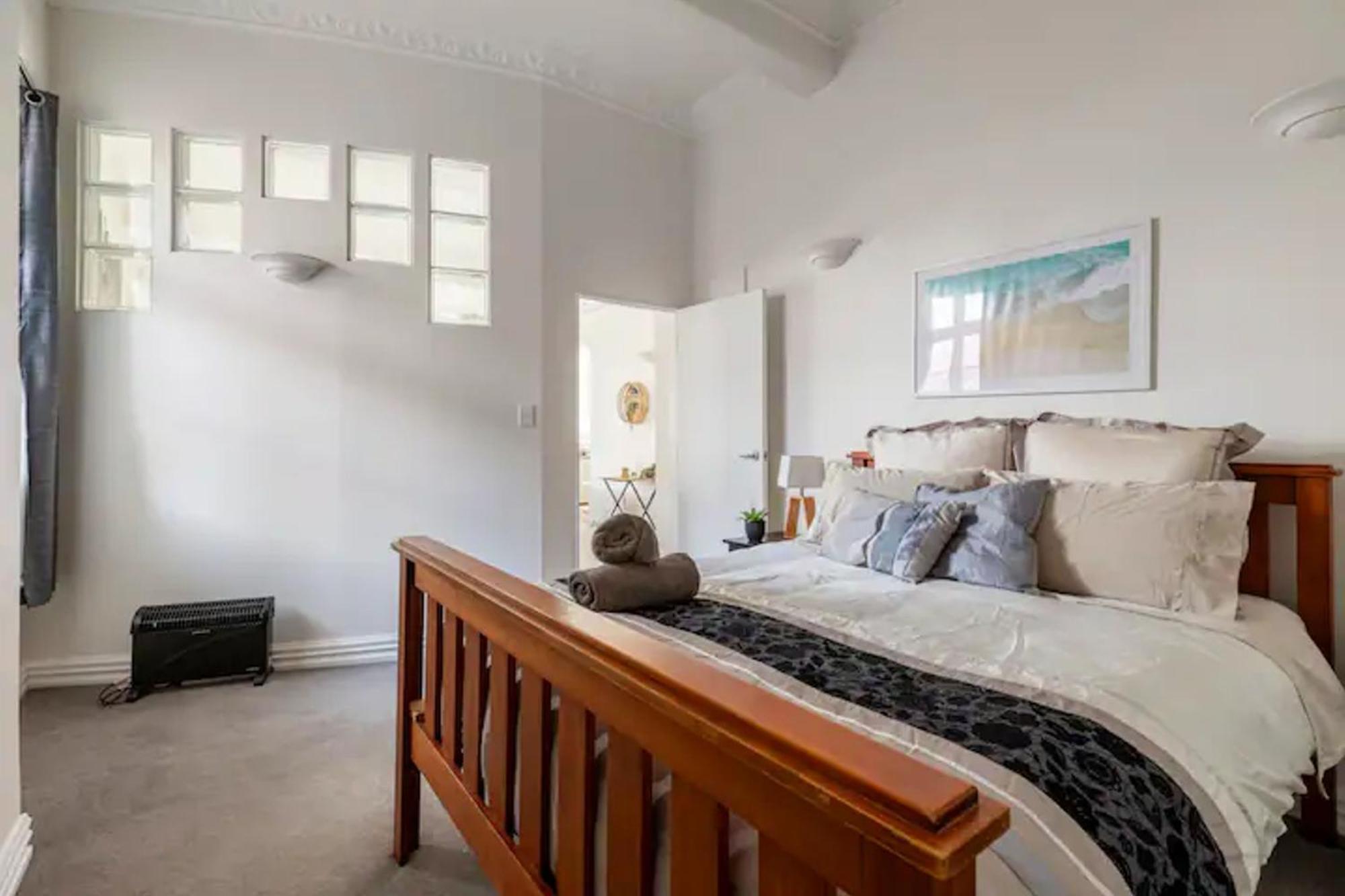 And Sunny Apartment *