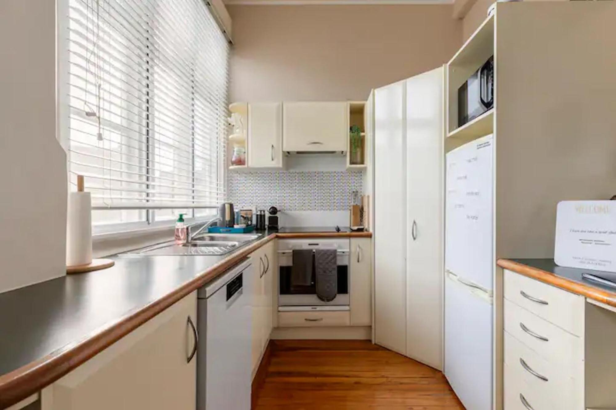 And Sunny Apartment