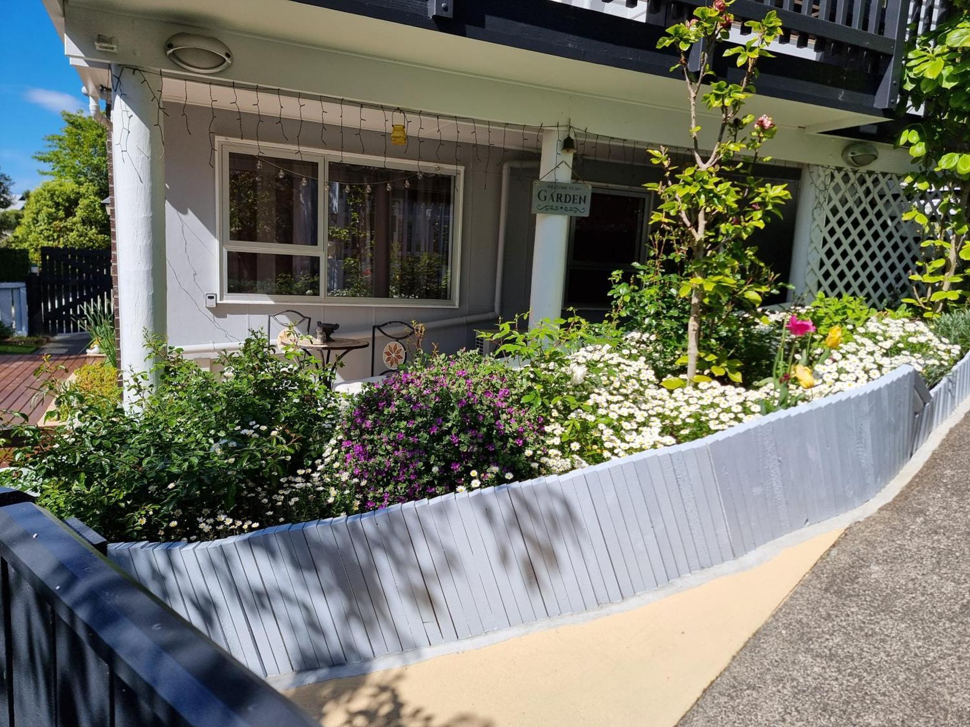 Entire Ground Floor With Full-privacy And Family-friendly Popular To Ferry Catchers Apartment Wellington