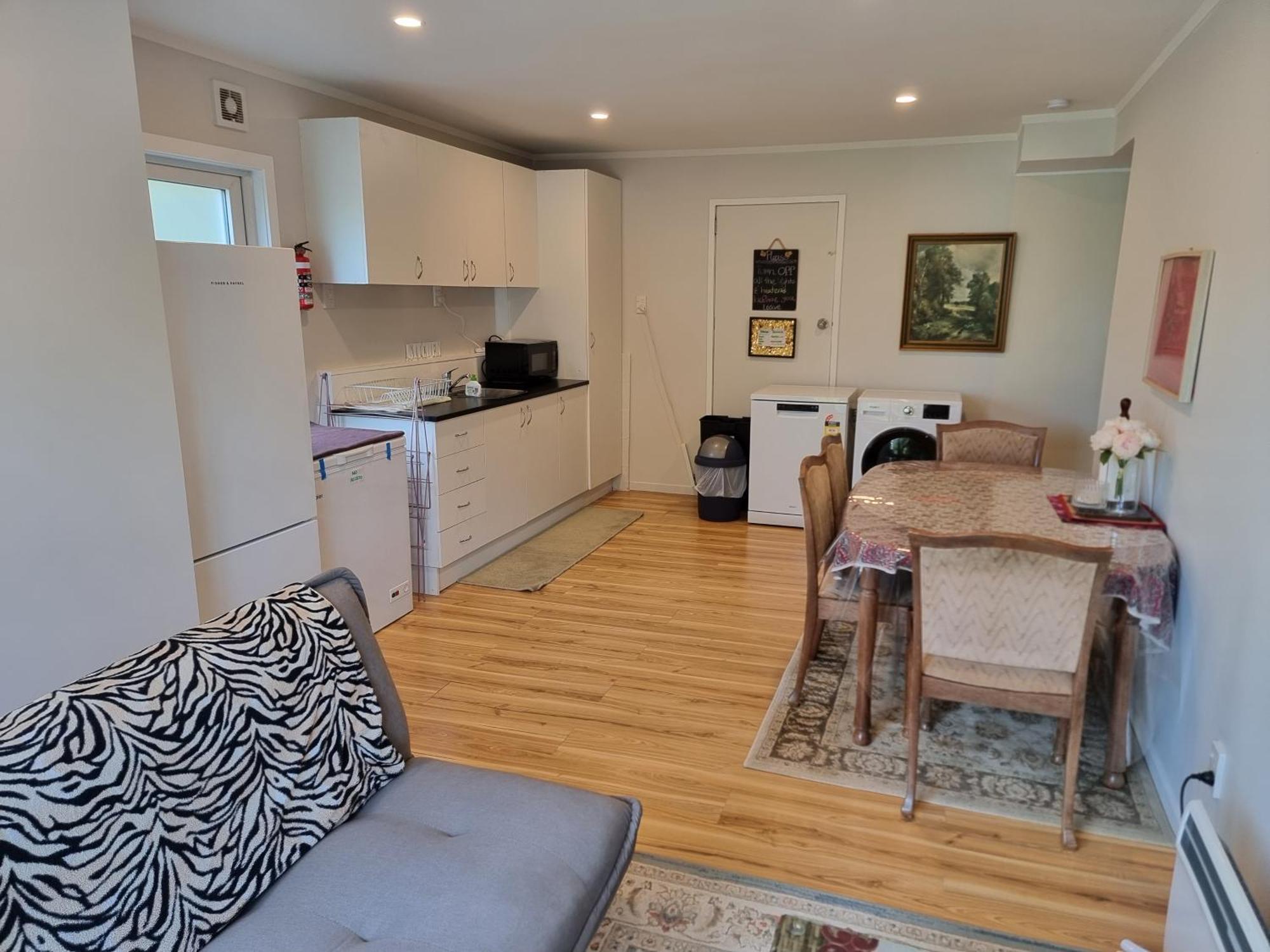 Entire Ground Floor With Full-privacy And Family-friendly Popular To Ferry Catchers Apartment Wellington