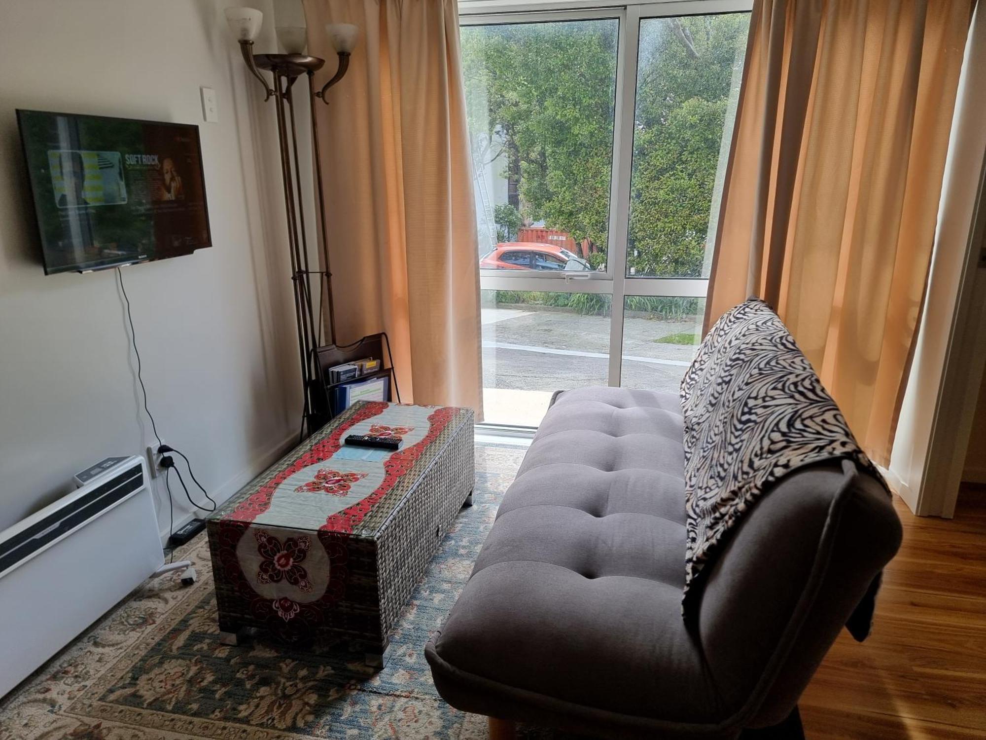 Entire Ground Floor With Full-privacy And Family-friendly Popular To Ferry Catchers