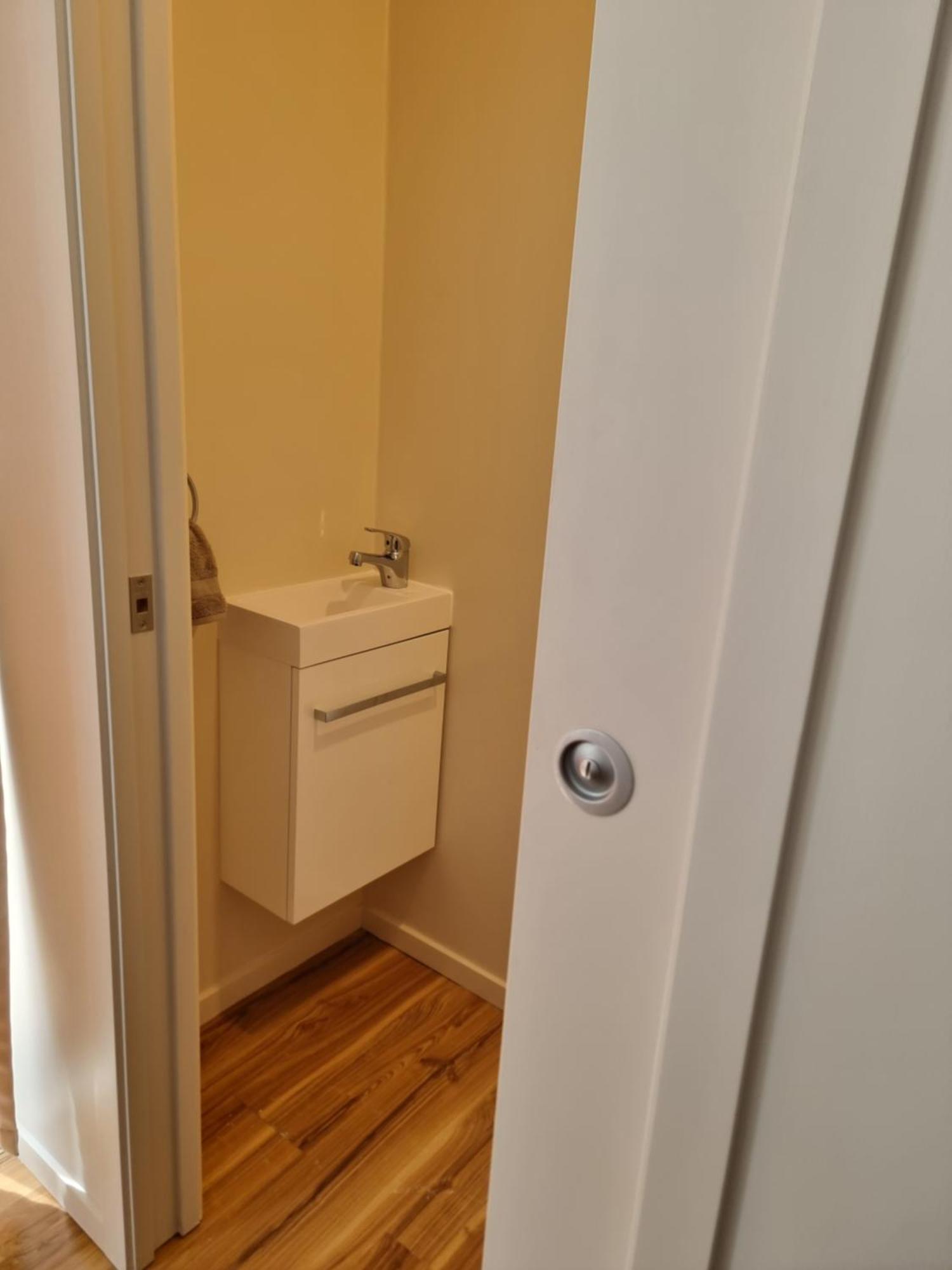 Apartment Entire Ground Floor With Full-privacy And Family-friendly Popular To Ferry Catchers Wellington