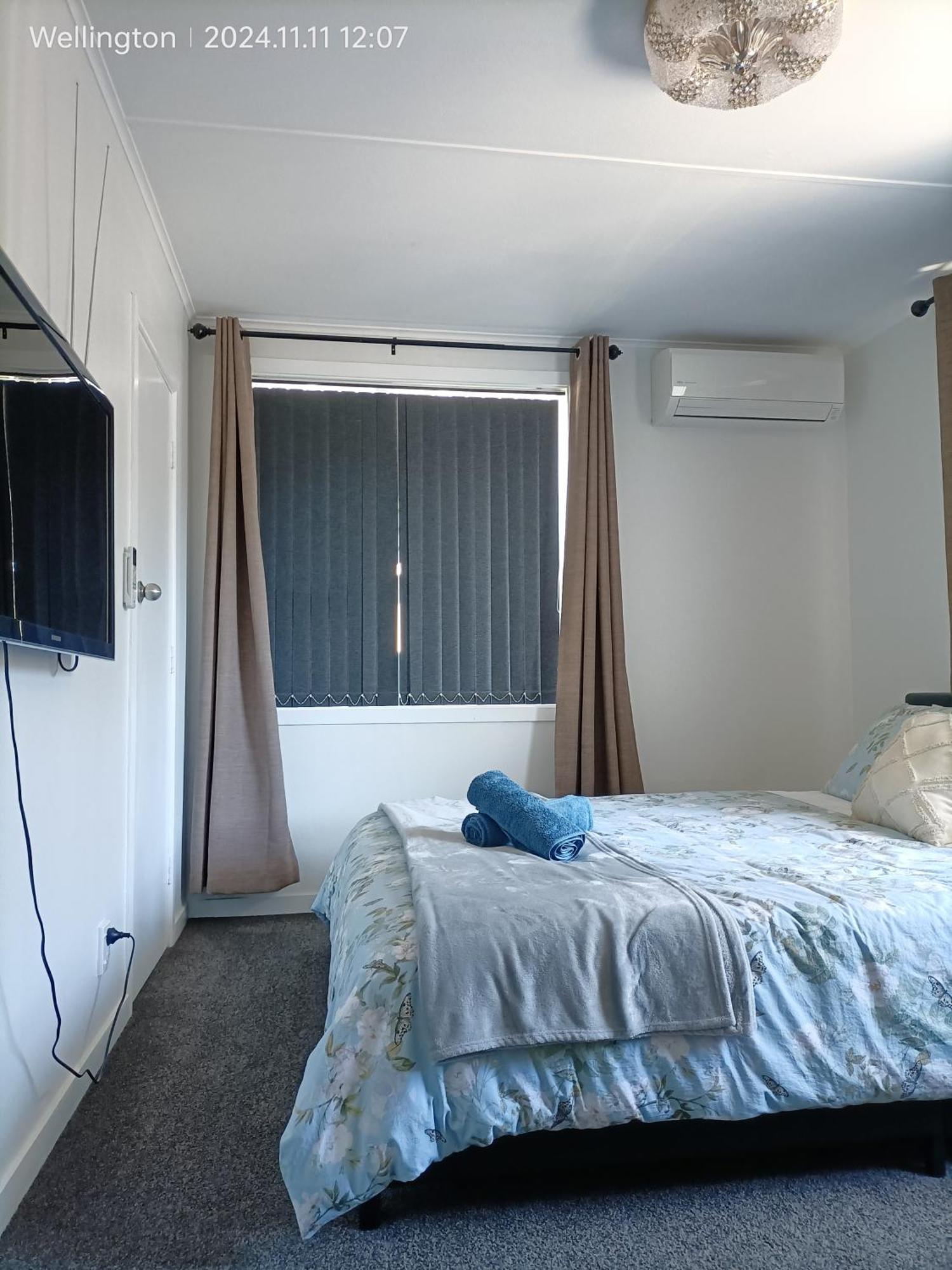 Comfy & Sunny In Wellington--3 Heat Pumps