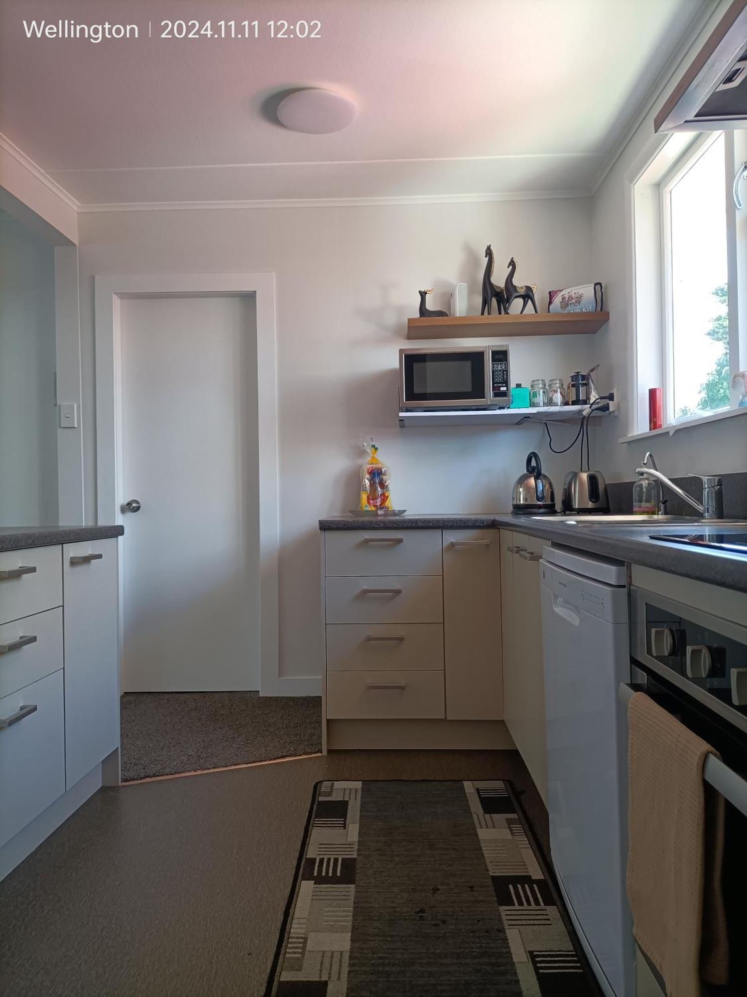 Comfy & Sunny In Wellington--3 Heat Pumps