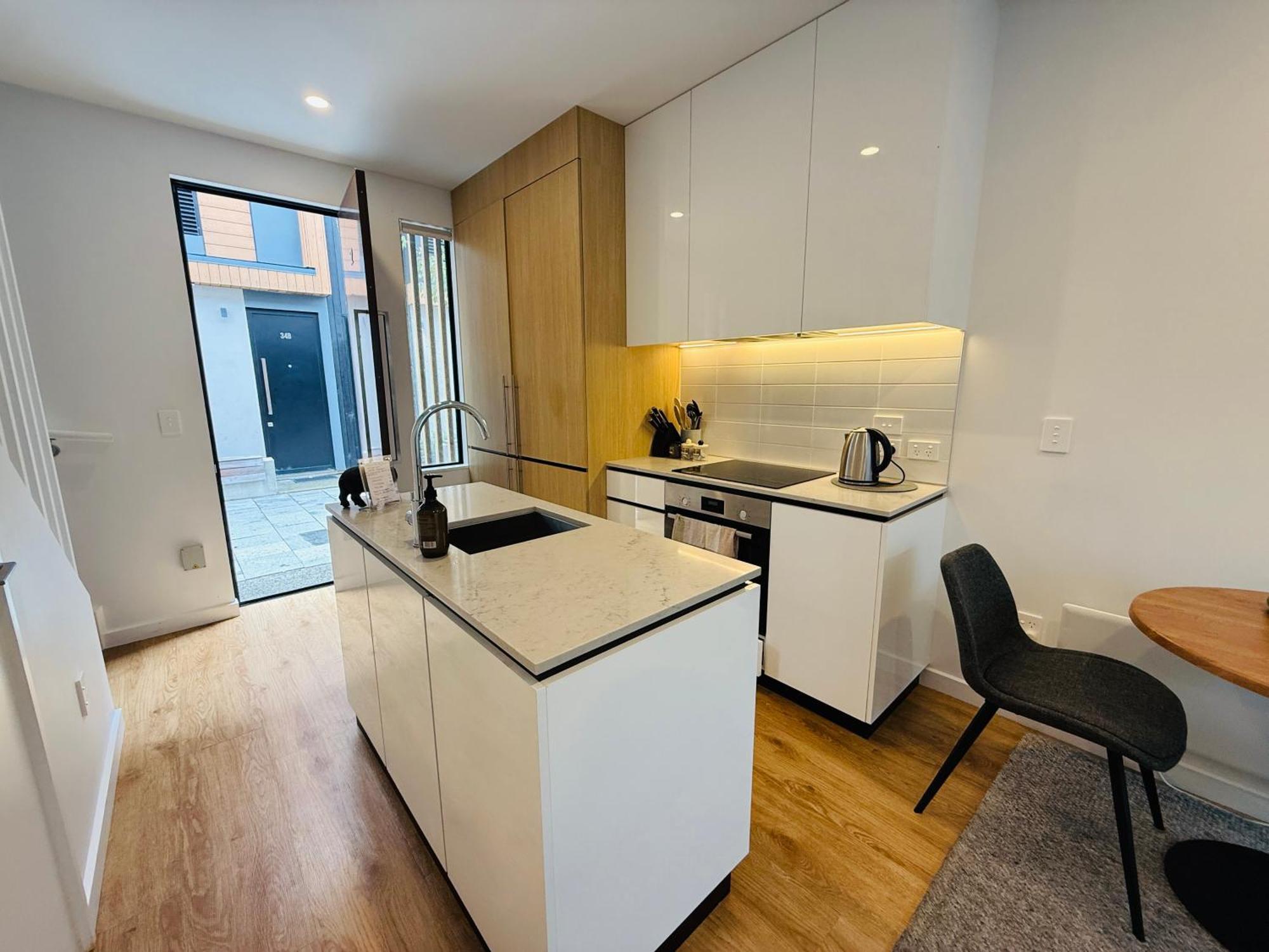 Stylish 2 Bedrooms Townhouse In With A Free Car Park *