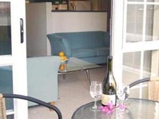 Courtenay Village Aparthotel 3*