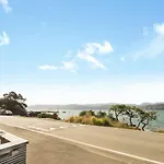 Waterfront 2-Bed Cottage, Karaka Bays