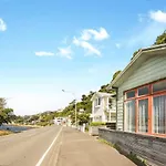 Waterfront 2-Bed Cottage, Karaka Bays