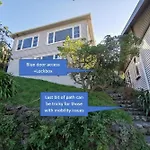 Laid-Back Lyall Self Contained Studio