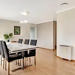 Cheerful 4 Bedroom Home With Free Parking.