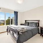 Cheerful 4 Bedroom Home With Free Parking.