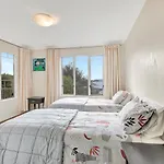 Cheerful 4 Bedroom Home With Free Parking.