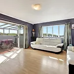 Cheerful 4 Bedroom Home With Free Parking.
