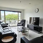 Spacious And Luxury, City Fringe Bliss!
