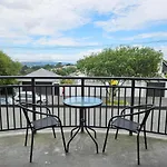 Spacious And Luxury, City Fringe Bliss!