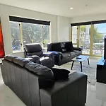 Light & Airy Heart Of Central Kelburn!