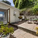 Peaceful & Private City Cottage With Carparks