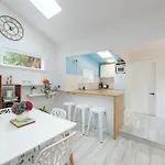 Peaceful & Private City Cottage With Carparks