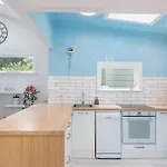 Peaceful & Private City Cottage With Carparks