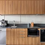Modern Two Bedroom Apartment With Free Parking