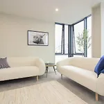 Cozy & Bright Cbd Apartment