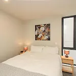Cozy & Bright Cbd Apartment