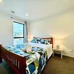 No Party Allowed, Entire Brand New 3 Bedroom Townhouse, Free Unlimited Fibre Wifi And Free Parking