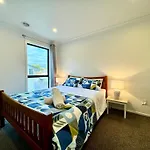 No Party Allowed, Entire Brand New 3 Bedroom Townhouse, Free Unlimited Fibre Wifi And Free Parking