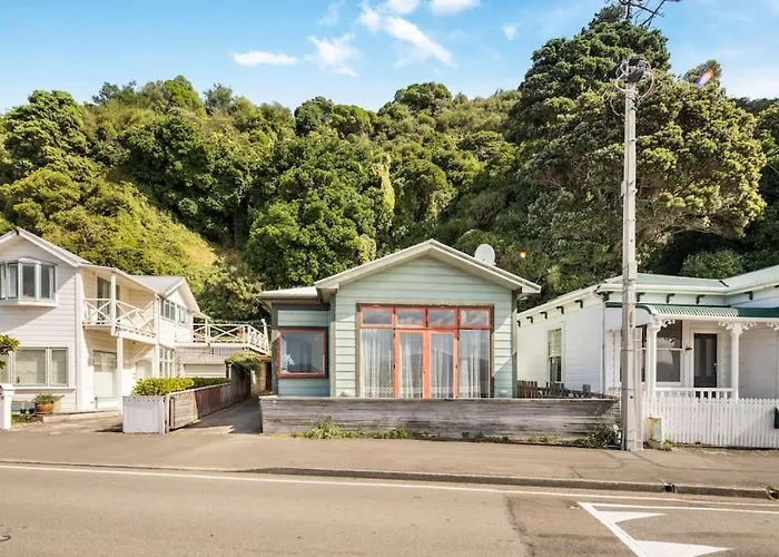 Waterfront 2-Bed Cottage, Karaka Bays