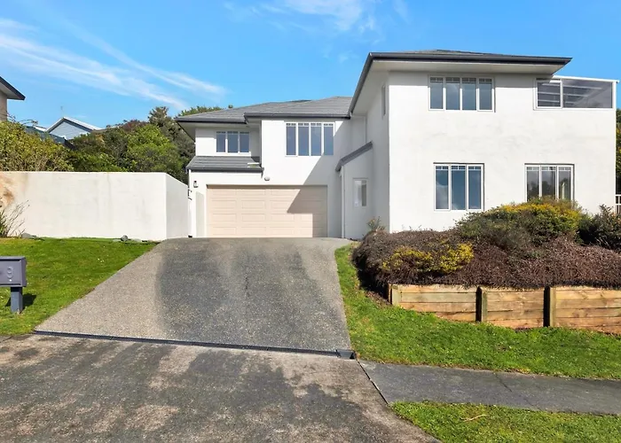 Cheerful 4 Bedroom Home With Free Parking.