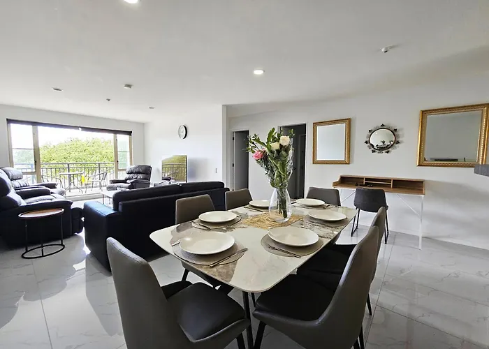 Spacious And Luxury, City Fringe Bliss!