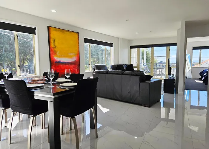 Light & Airy Heart Of Central Kelburn!